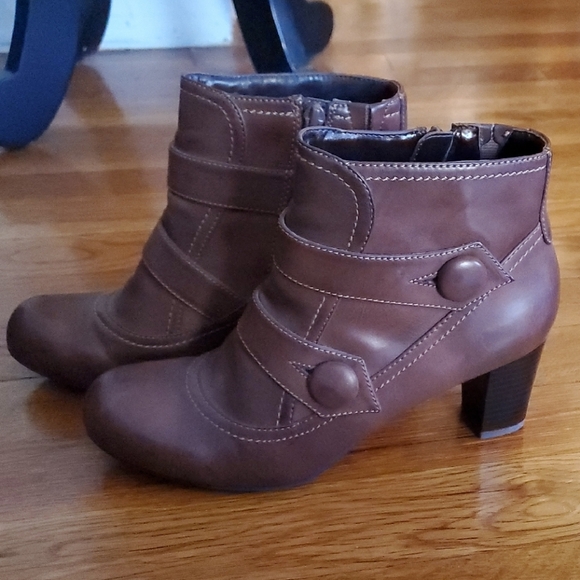 Shoes - Elegant Brown Ankle Booties